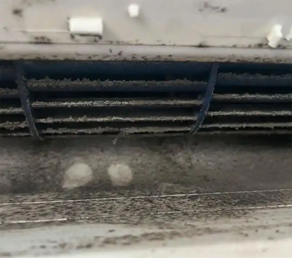 青川空调吹的风有股烧焦味是怎么回事